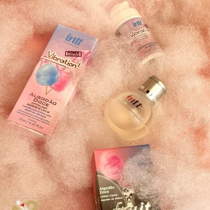Cosméticos sensuais sobre algodão rosa