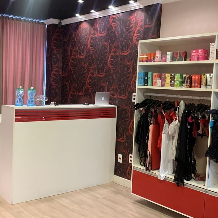 Balcão e araras de lingerie em uma loja 69 Sexline