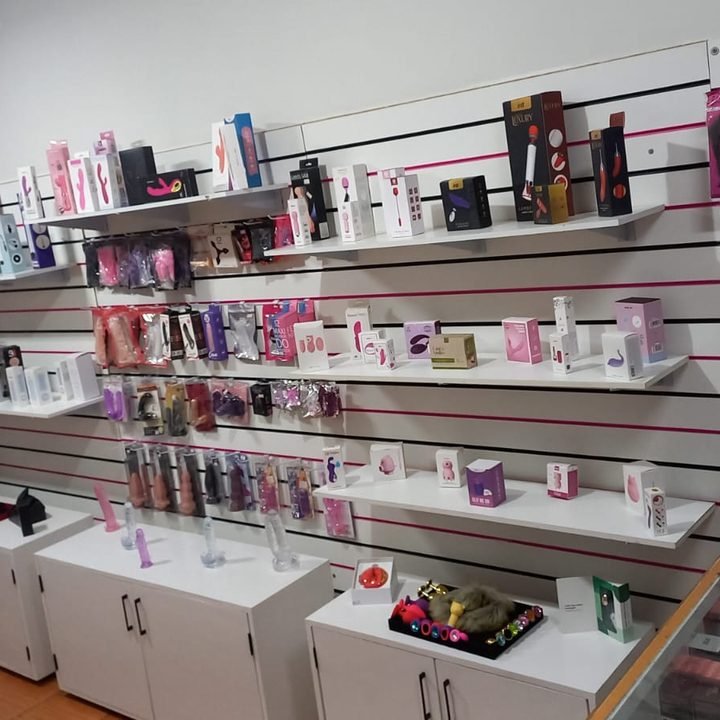 Prateleiras de produtos em uma loja 69 Sexline